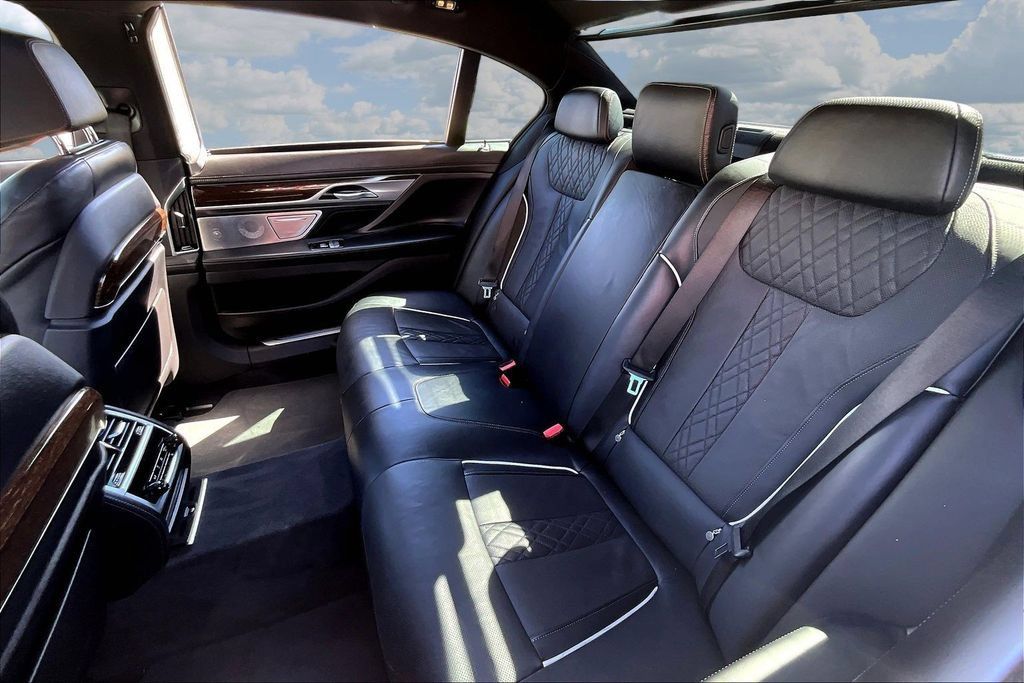 Used 2021 BMW 750i xDrive w/ Executive Package AWD/4WD image 22