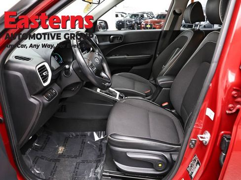 Used 2023 Hyundai Venue Limited FWD image 14