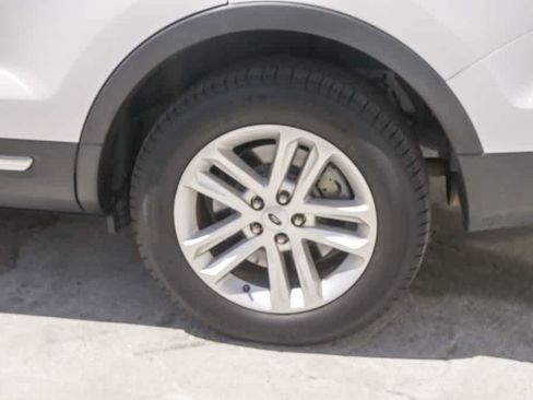 Used 2017 Ford Explorer XLT w/ Equipment Group 202A FWD image 6