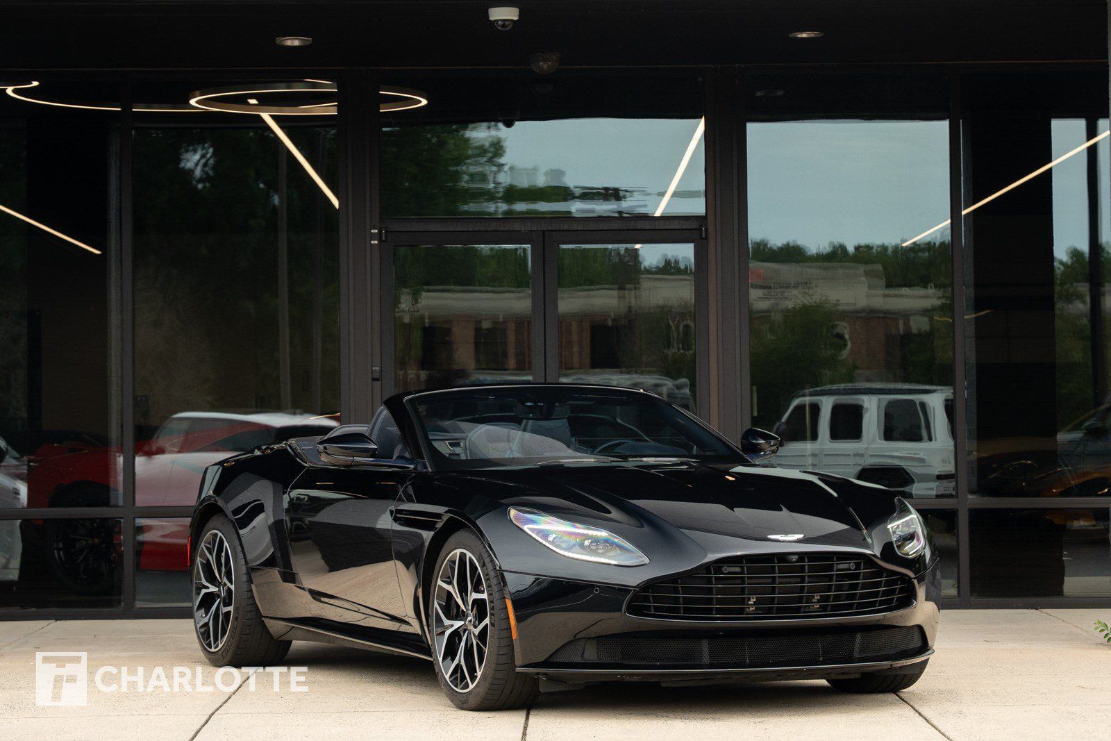 Used 2019 Aston Martin DB11 Volante RWD image 2
