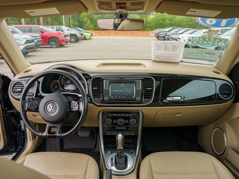 Used 2018 Volkswagen Beetle 2.0T SE FWD image 31