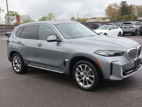Used 2024 BMW X5 xDrive40i w/ Parking Assistance Package AWD/4WD image 3