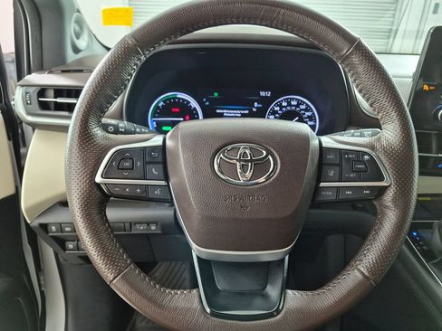 Used 2024 Toyota Sienna Platinum FWD image 13