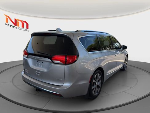 Used 2017 Chrysler Pacifica Limited w/ Advanced Safetytec Group FWD image 5