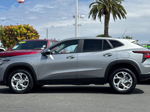 Used 2024 Chevrolet Trax LS w/ LS Convenience Package FWD image 8