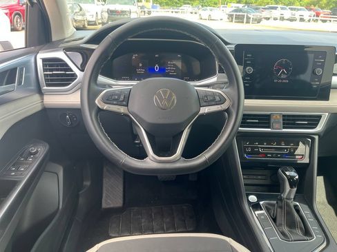 Used 2025 Volkswagen Taos SE FWD image 14