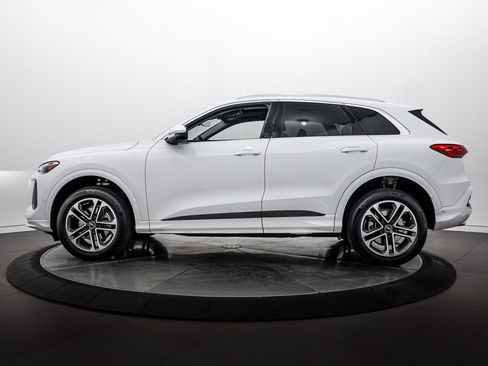 Used 2025 Audi Q5 Premium w/ Convenience Package AWD/4WD image 6