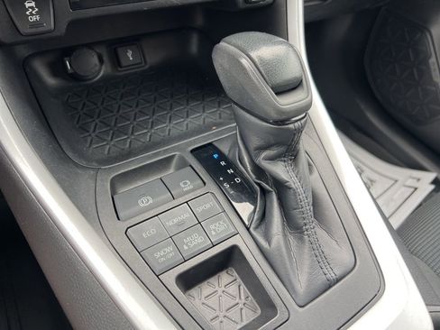 Used 2021 Toyota RAV4 LE image 14