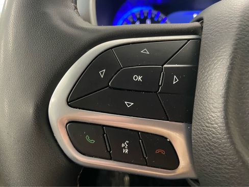 Used 2024 Chrysler Pacifica Touring-L FWD image 25