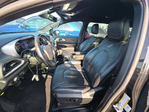 Used 2021 Chrysler Pacifica Touring-L w/ S Appearance Package FWD image 4