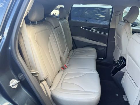 Used 2022 Lincoln Nautilus FWD w/ Premium Package image 18