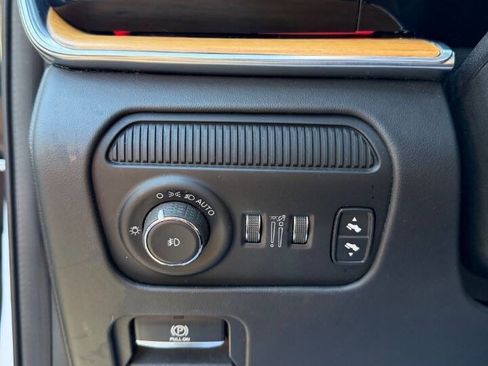 Used 2022 Jeep Grand Wagoneer Series III w/ Rear Seat Video Group 1 AWD/4WD image 28