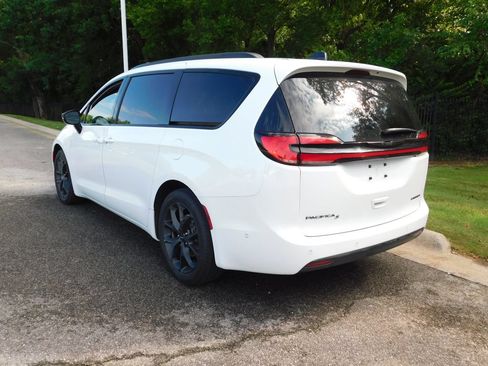 Used 2024 Chrysler Pacifica Limited w/ S Appearance Package FWD image 3