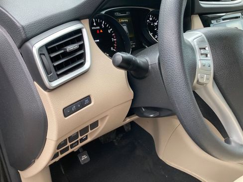 Used 2016 Nissan Rogue SV image 17