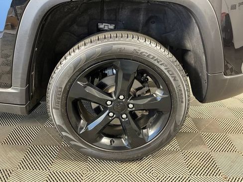 Used 2023 Jeep Grand Cherokee Limited w/ Black Appearance Package AWD/4WD image 8