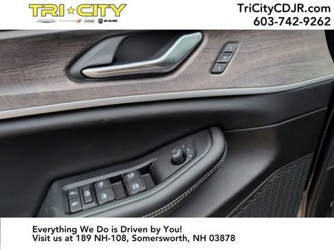 New 2025 Jeep Grand Cherokee L Limited w/ Black Appearance Package image 11