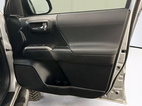 Used 2019 Toyota Tacoma TRD Sport image 33