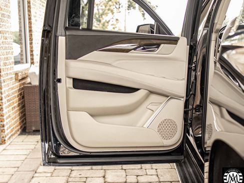 Used 2018 Cadillac Escalade ESV Luxury image 34