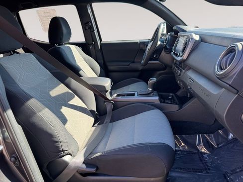 Used 2022 Toyota Tacoma TRD Off-Road image 15