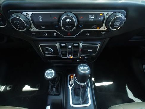 Used 2018 Jeep Wrangler Unlimited Sahara AWD/4WD image 27