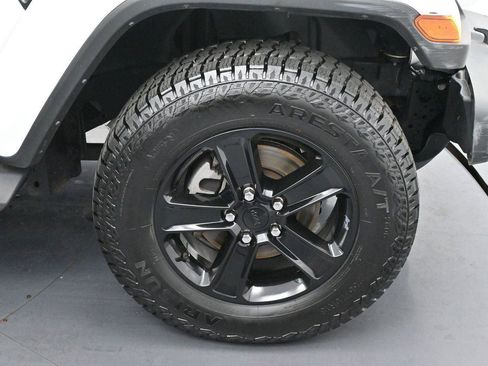 Used 2022 Jeep Wrangler Unlimited Sahara AWD/4WD image 31