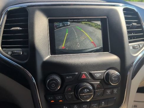 Used 2021 Jeep Grand Cherokee Laredo AWD/4WD image 18