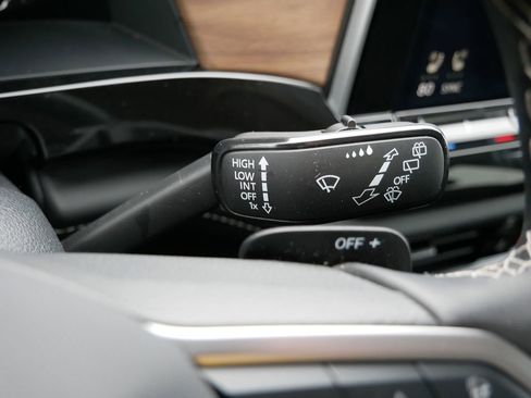 Used 2025 Volkswagen Atlas SE image 24