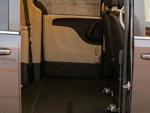 Used 2019 Dodge Grand Caravan SXT image 13