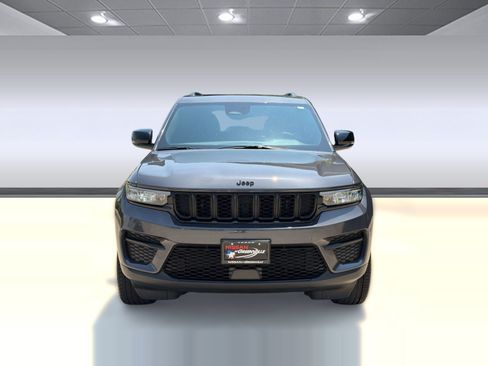 Used 2025 Jeep Grand Cherokee Altitude w/ Trailer Tow Package AWD/4WD image 6