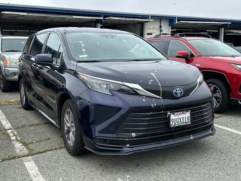 Used 2025 Toyota Sienna LE FWD image 2