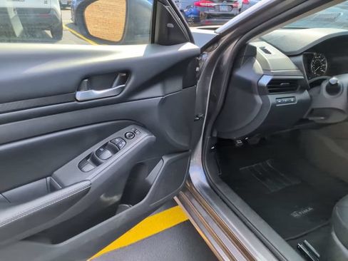 Used 2024 Nissan Altima 2.5 SV FWD image 9