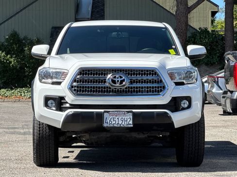 Certified 2017 Toyota Tacoma TRD Off-Road AWD/4WD image 8