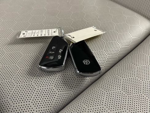 Used 2025 Volkswagen ID. Buzz 1st Edition image 43