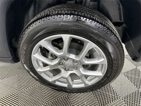 Used 2024 Jeep Compass Latitude image 5