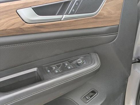 Used 2025 Volkswagen Atlas SE image 9