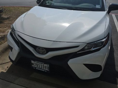 Used 2020 Toyota Camry SE FWD image 1