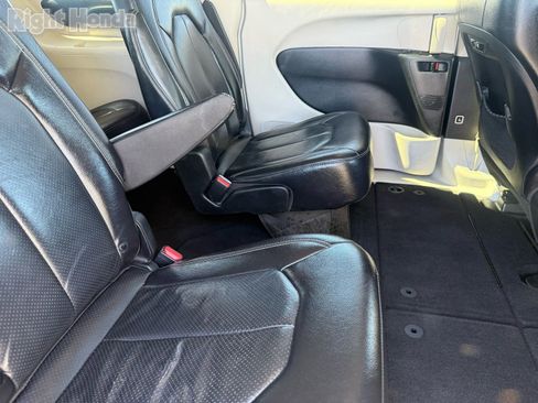 Used 2022 Chrysler Pacifica Touring-L image 30