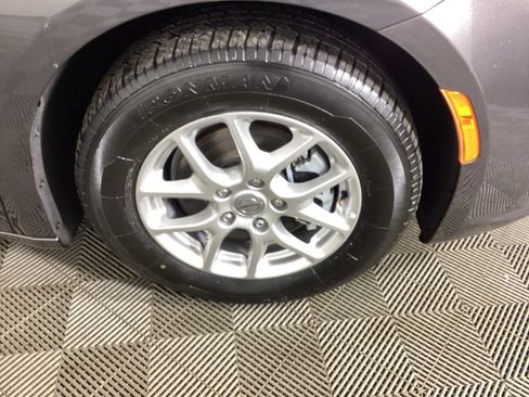Used 2023 Chrysler Pacifica Touring-L image 7