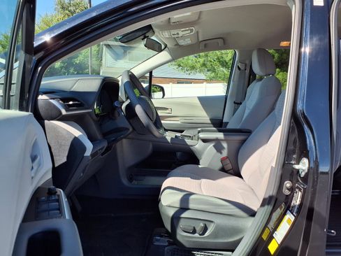 Used 2023 Toyota Sienna LE AWD/4WD image 20