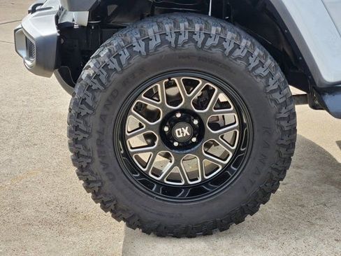 Used 2019 Jeep Wrangler Unlimited Sahara image 17