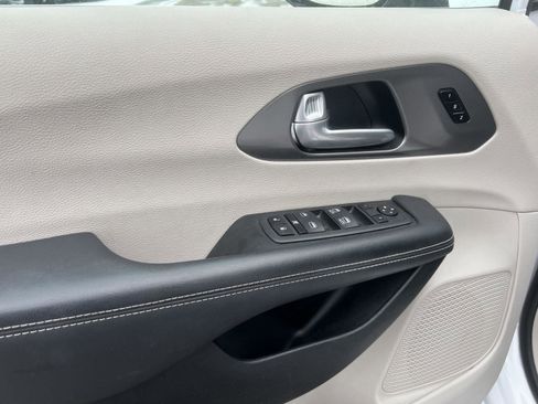 Used 2024 Chrysler Pacifica Touring-L image 12