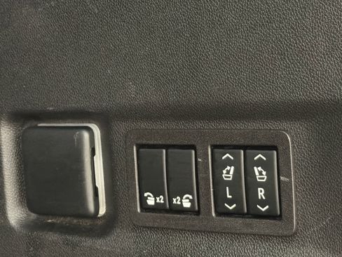 Used 2023 Chevrolet Suburban Premier image 7