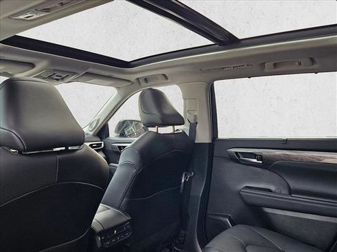 Used 2023 Toyota Highlander Platinum image 19