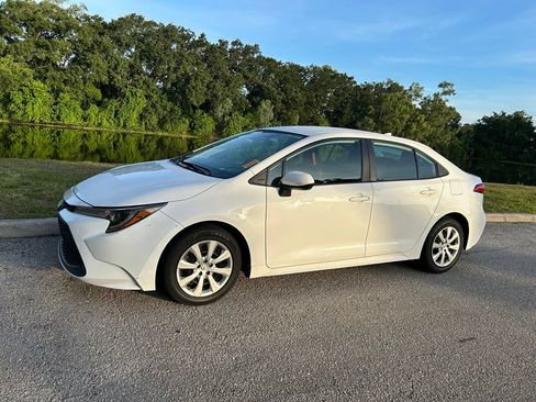 Used 2021 Toyota Corolla LE FWD image 2