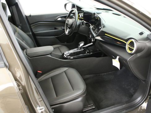 Used 2024 Chevrolet Trax ACTIV w/ Sunroof Package FWD image 32