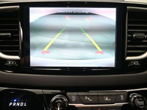 Used 2025 Chrysler Pacifica Select FWD image 7