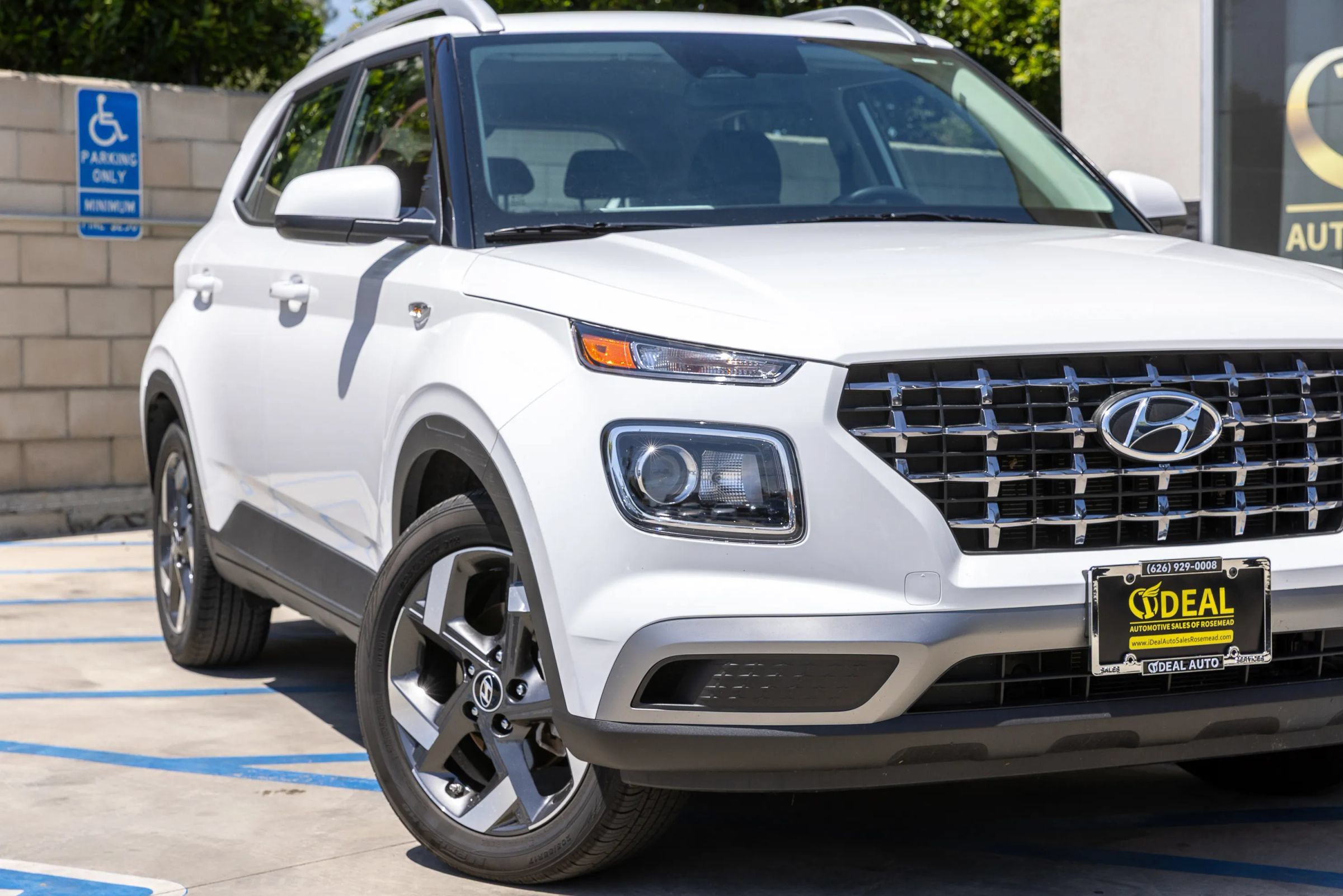 Used 2025 Hyundai Venue SEL FWD image 3