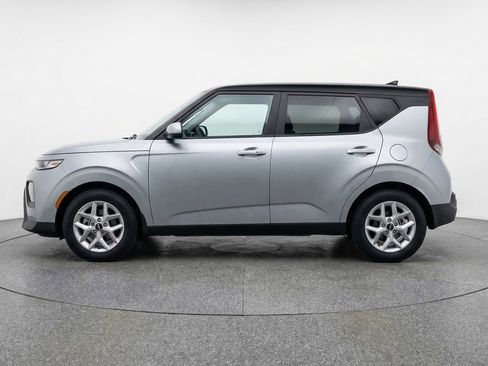 Used 2025 Kia Soul LX w/ LX Technology Package FWD image 4