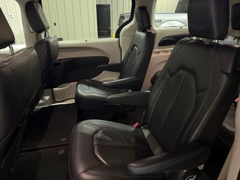Used 2021 Chrysler Pacifica Touring-L FWD image 18