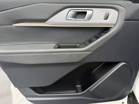 Used 2025 Ford Explorer Active AWD/4WD image 6